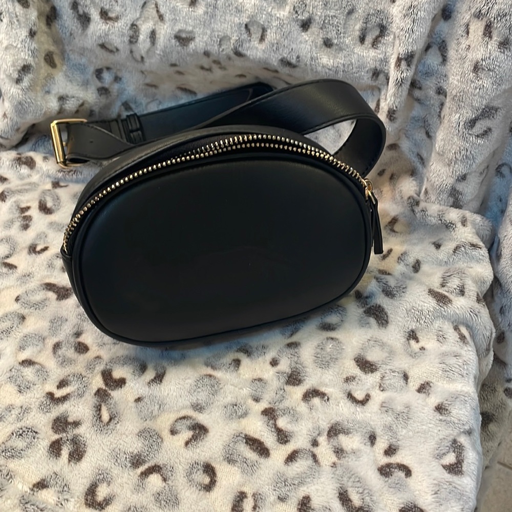 Small black Fanny pack plain